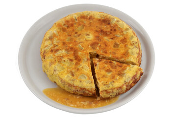 Omelette espagnole dans une assiette avec une part coupée vue de dessus sur fond blanc - obrazy, fototapety, plakaty