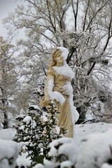 Statue sous la neige.