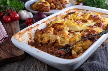 Chili con carne casserole with potato cheese crust