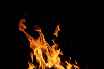 Obraz premium Close up burning flames on black background for graphic design or wallpaper