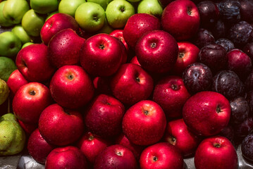 red green apples displayed for sale - obrazy, fototapety, plakaty