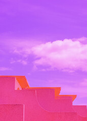 Stilvoller Raum der minimalistischen Architektur. Trendige Farbkombination. Rosa und violett. Geometrie und Details