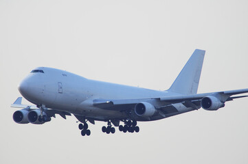 着陸する民間機