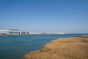 Fototapeta na wymiar 羽田スカイブリッジから見る多摩川の河口と羽田空港