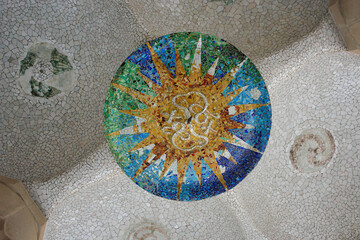 市場天井の太陽のメダイヨン（バルセロナ・グエル公園） - obrazy, fototapety, plakaty