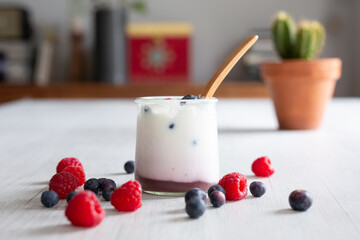 Desayuno sano con yogur y frutos del bosque. 
Arándanos y frambuesas. 
