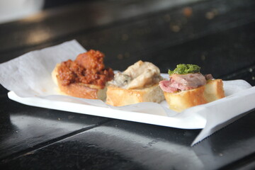 Bruschetta topped with vegetables 