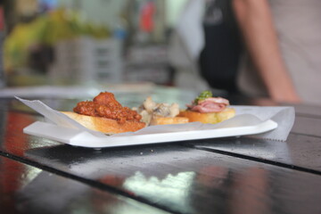 Bruschetta topped with vegetables 