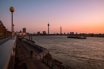 Düsseldorfer Skyline bei Sonnenuntergang
