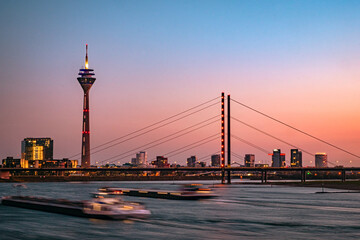 Düsseldorfer Skyline bei Sonnenuntergang © frankaterhardt
