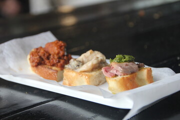 Bruschetta topped with vegetables 