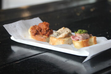 Bruschetta topped with vegetables 