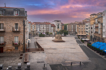 paseo por el casco antiguo de la ciudad de Vitoria-Gasteiz , España