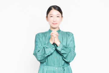 指を組んでお願いのポーズをする主婦