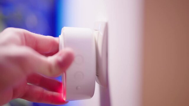Plug in and plug out the electric outlet home smart controller 4K