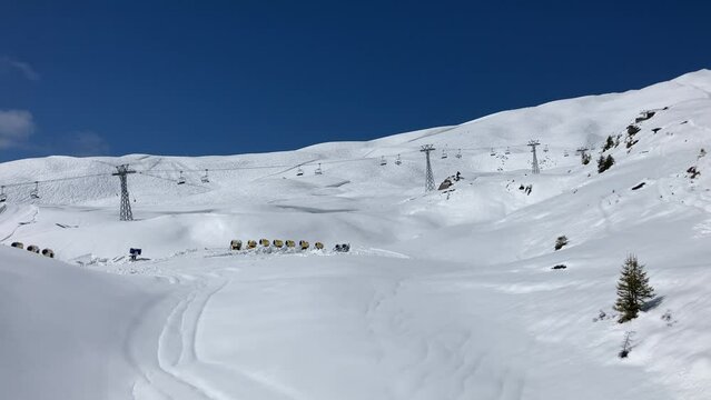 Sessellift mit Schneekanonen im Berner Oberland in der Schweiz