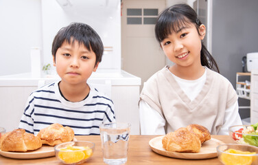 自宅で朝食を食べるアジア人の家族