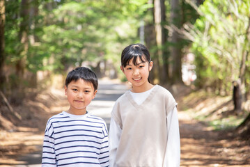 自然の中で笑顔のアジア人の子供