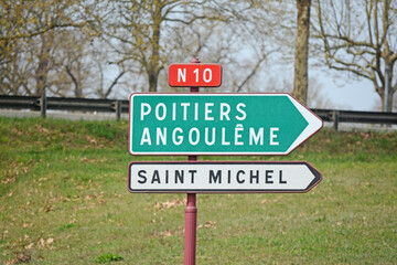 Panneau de signalisation : flèches de direction Poitiers, Angoulême, Saint-Michel, N10....