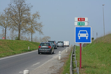 Panneau de signalisation : indication d'entrée sur une voie à accès réglementé.