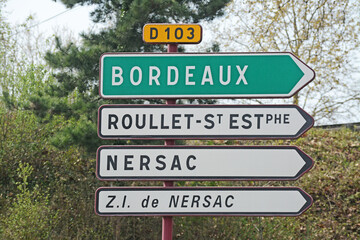 Panneau de signalisation : flèches de direction Bordeaux, Roullet-Saint-Estèphe, Nersac, zone...