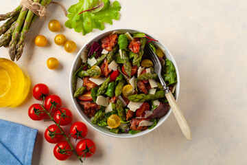 Salad with asparagus and bacon.