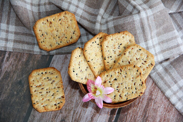 crispy diet crackers with cumin and quinoa seeds