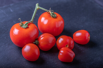 Frische Tomaten, klein und groß