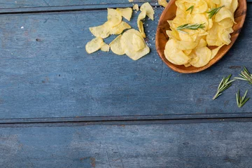 Foto op Plexiglas Directly above shot of potato chips with rosemary in bowl and table with empty space © wavebreak3