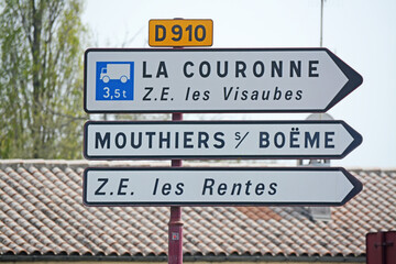 Panneau de signalisation : flèches de directions La Couronne, Mouthiers-sur-Boëme, zone économiques Les Visaubes et les Rentes. Département de la Charente.