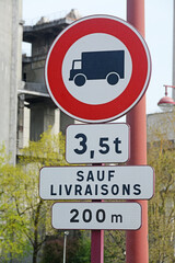 Panneau de signalisation : interdit aux poids lourds de plus de 3,5 tonnes, sauf livraisons, à 200 mètres.
