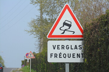 Panneau de signalisation : verglas fréquent, route glissante.