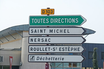 Panneau de signalisation : toutes directions, Saint-Michel, Nersac, Roullet-Saint-Estèphe, déchetterie. Département de la Charente.