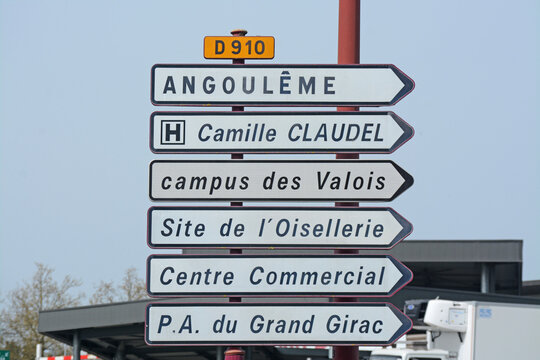 Panneau de signalisation : Angoulême, hôpital Camille Claudel, campus, Oisellerie, centre commercial, Grand Girac, département de la Charente.