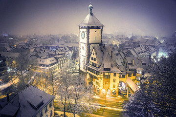 Schwabentor in Freiburg mit Schnee im Winter - obrazy, fototapety, plakaty