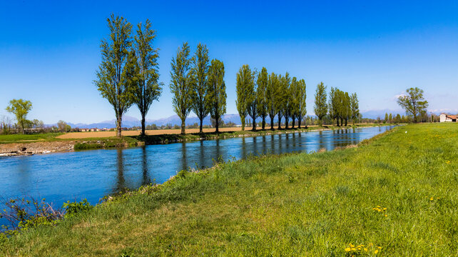 Italia, regione lombardia lungo le rive del fiume