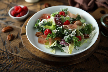 Leaf salad with jamon and raspberry