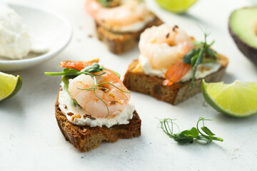 Roasted shrimps with cream cheese on toast