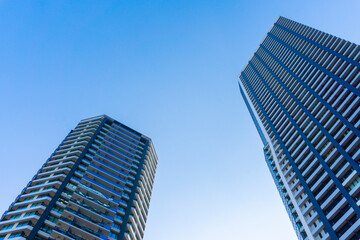 Fototapeta na wymiar Exterior of high-rise condominium and refreshing blue sky scenery_c_45