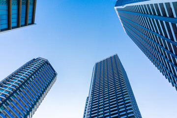 Obraz na płótnie Canvas Exterior of high-rise condominium and refreshing blue sky scenery_c_48