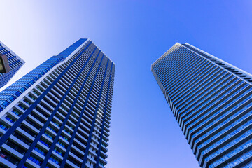 Fototapeta na wymiar Exterior of high-rise condominium and refreshing blue sky scenery_c_50