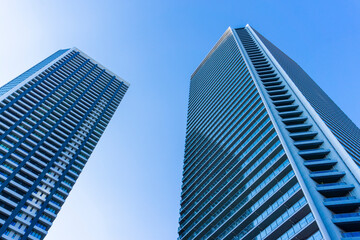 Fototapeta na wymiar Exterior of high-rise condominium and refreshing blue sky scenery_c_53