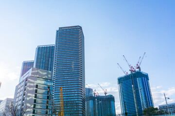 Exterior of high-rise condominium and refreshing blue sky scenery_c_58