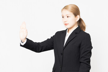 NGのポーズをするジャケットを着た女性