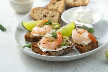 Roasted shrimps with cream cheese on toast