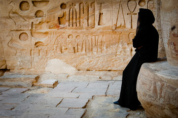 Mujer frente al templo de Egipto