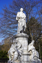 Teilaufnahme Goethe-Denkmal im Gro&szlig;en Tiergarten in Berlin bei Sonnenschein