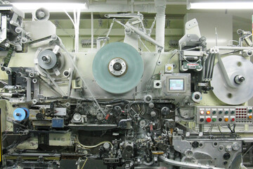 工場内の計器と機械類