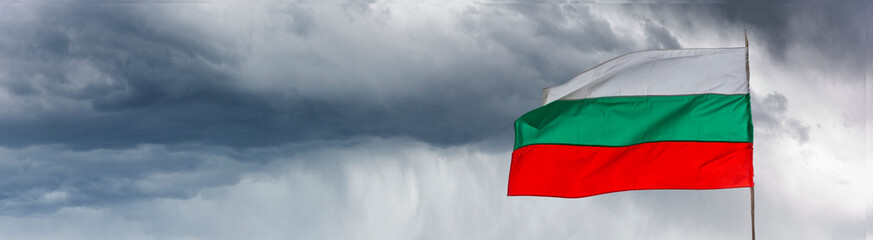 Bulgarische Flagge vor einem bewölkten Himmel