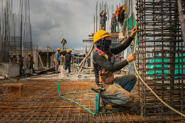 hombres trabajando en la construcción de un edificio al aire libre 